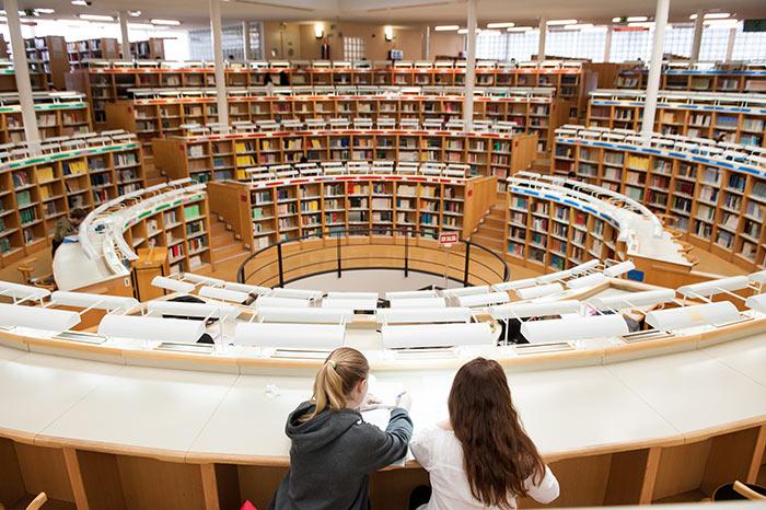 Sala de lectura de la biblioteca de ciencias sociales y jurídicas.