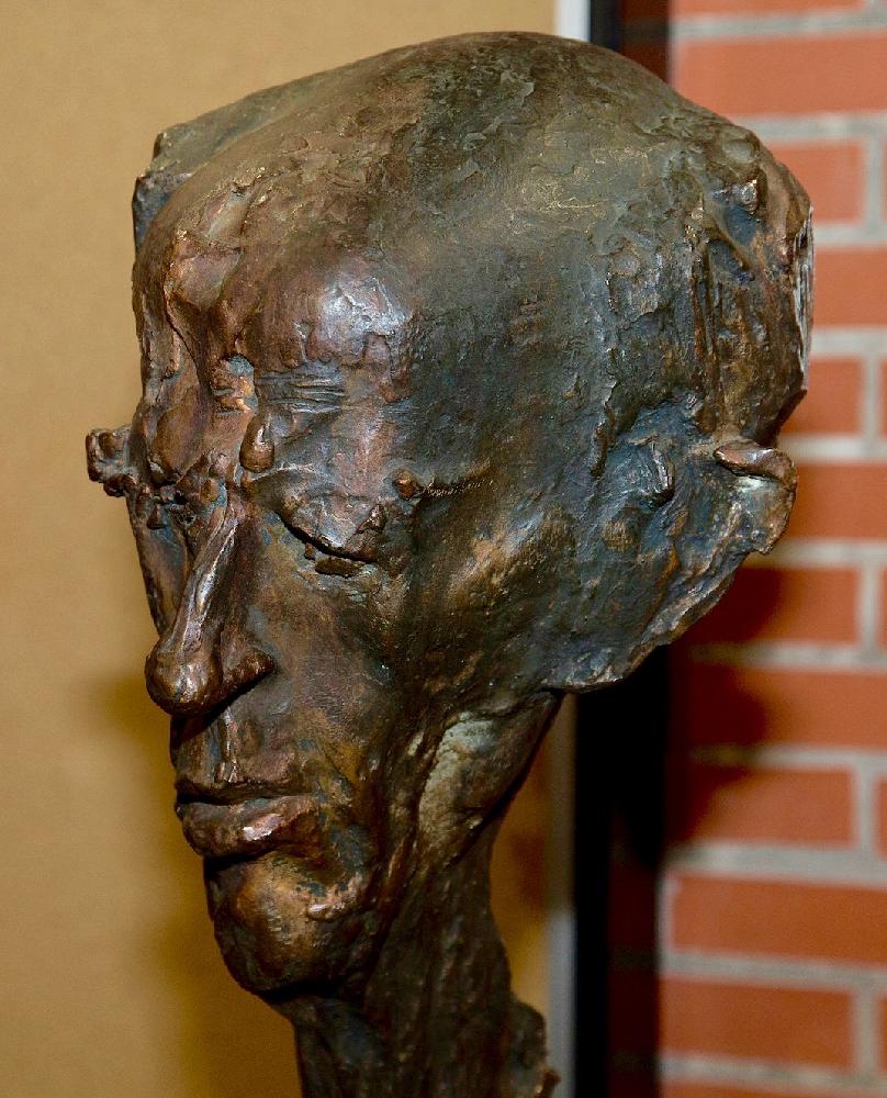 Fotografía del busto de López Aranguren sito en la universidad Carlos III de Madrid