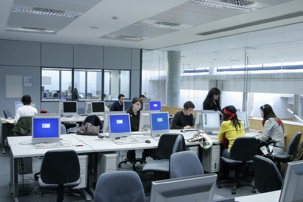 Aula informática de la Biblioteca del Campus de Colmenarejo