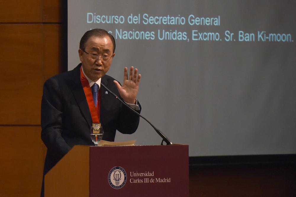 Ban Ki-moon, secretario general de las Naciones Unidas, dando su discurso de agradecimiento tras recibir su medalla de honor  