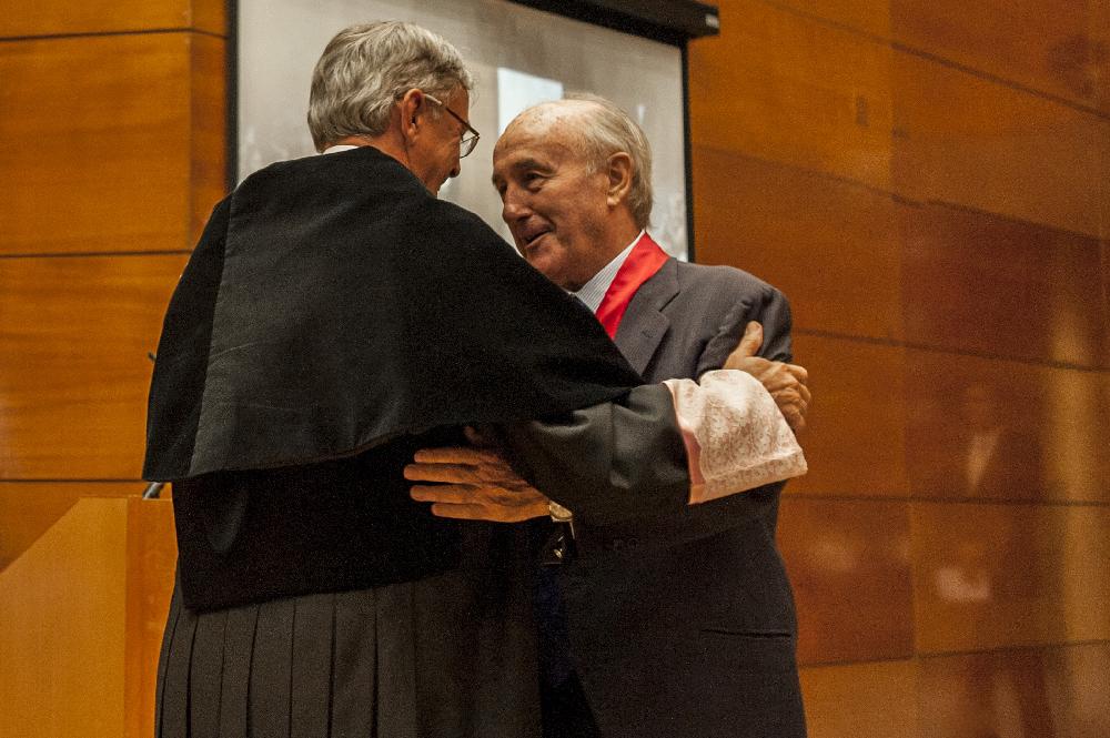 Juan Urrutia recibiendo la medalla de honor en 2014