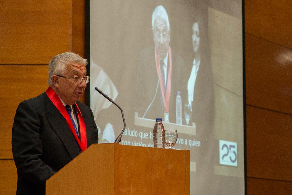 Pedro García Barreno pronunciando su discurso de agradecimiento tras recibir la medalla de honor.