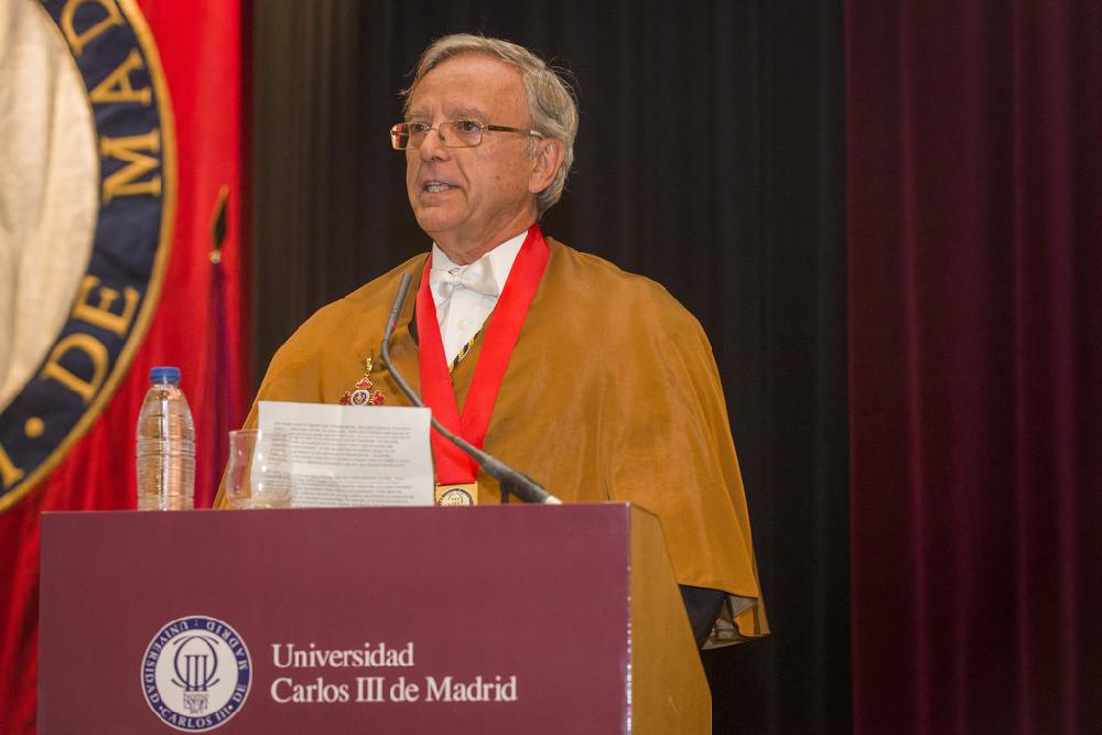 Daniel Peña pronunciando su discurso de agradecimiento tras recibir la medalla de honor en 2015