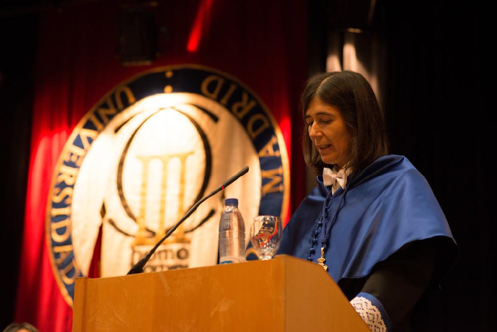 María Blasco Marhuenda dando su discurso.