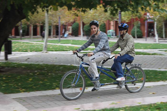 Actividad bicicletas tándem para personas con discapacidad visual. Campus de Leganés
