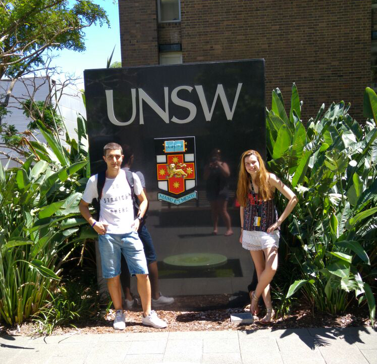 Siglas y escudo de la universidad australiana