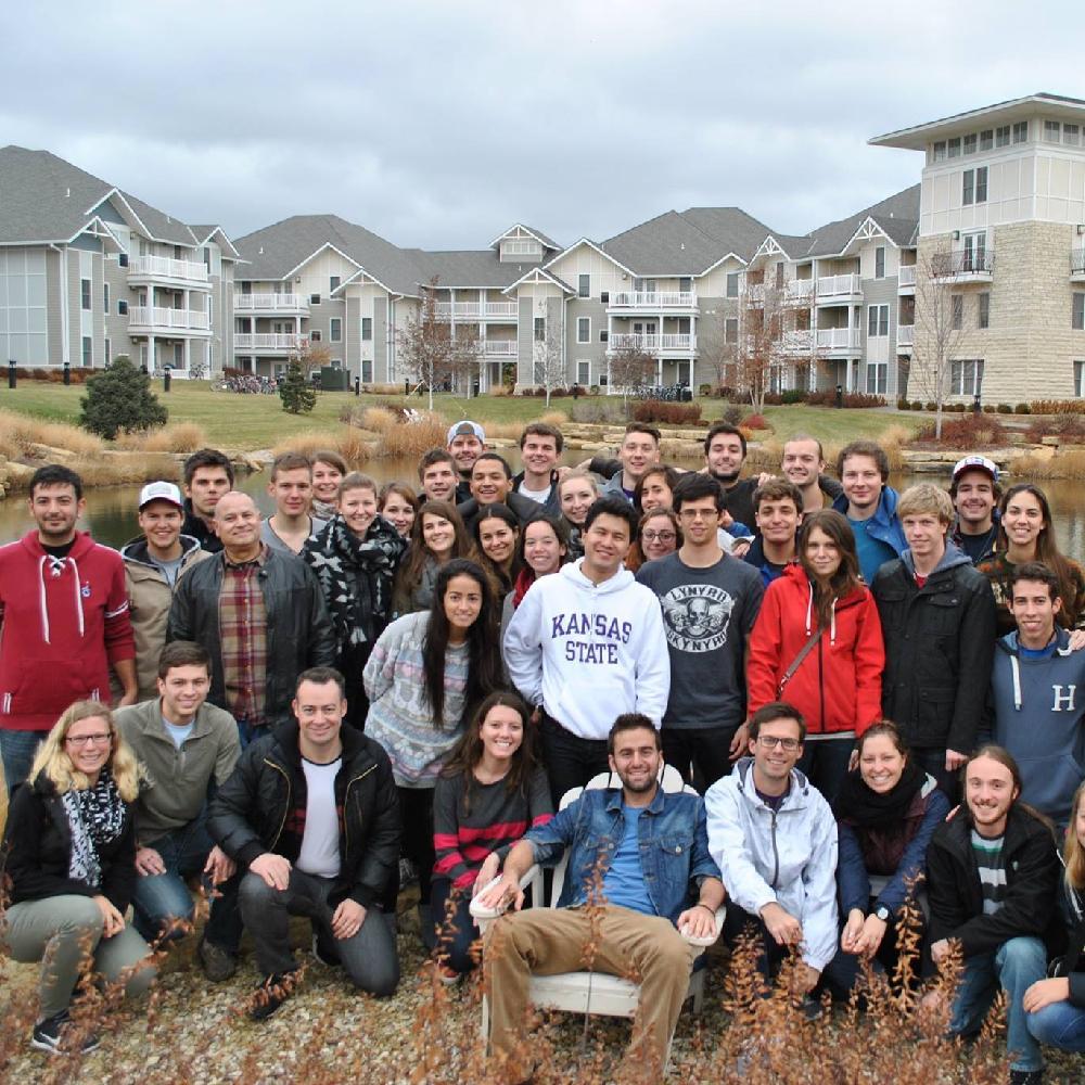 Grupo de estudiantes de la universidad de Kansas