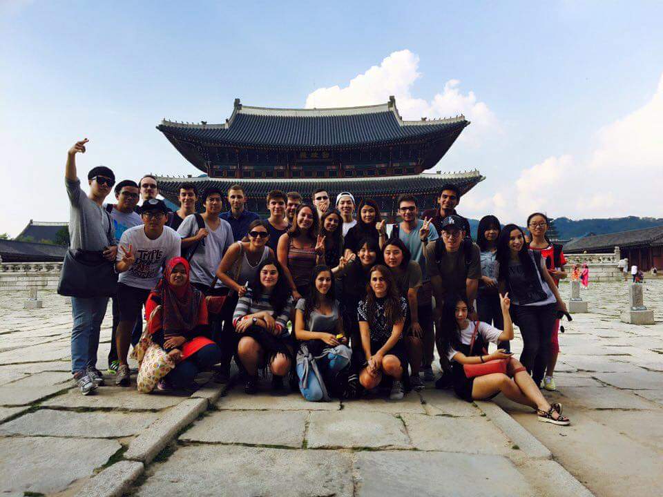 Grupo de estudiantes internacionales visitando un templo coreano