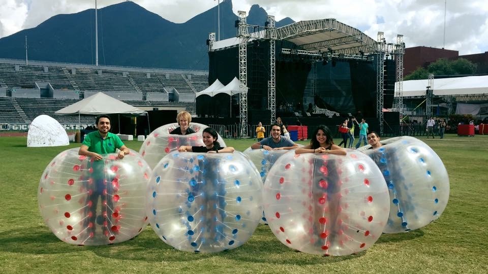 Carrera de pelotas humanas en el Campus del Instituto Tecnológico de Monterrey