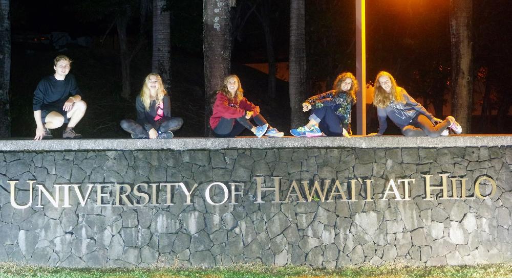 Estudiantes sentados en la tapia de la Universidad de Hawaii