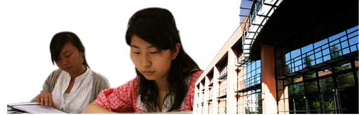Alumnas asiaticas y unos de los edificios de la UC3M