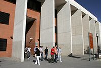 Estudiantes  entrando al edificio 17 del campus de Getafe