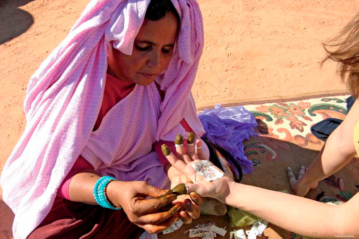 La henna es sinonimo de la identidad femenina saharaui
