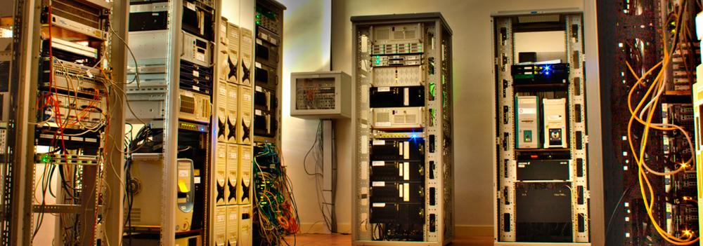 Telecomunicacion: foto de servidores colocados en una habitación