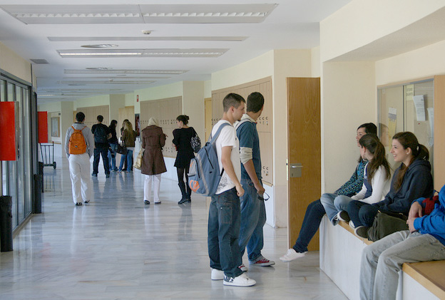 estudiantes en pasillo