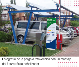 Pérgola fotovoltaica con su rótulo señalizador 