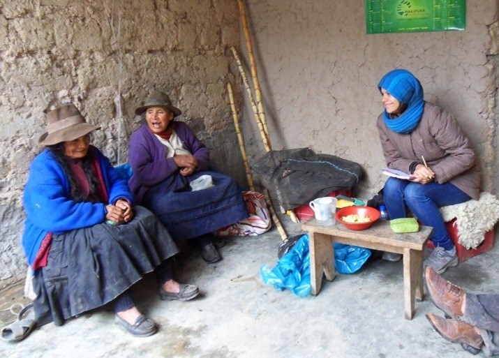Mujeres andinas charlando con los voluntarios