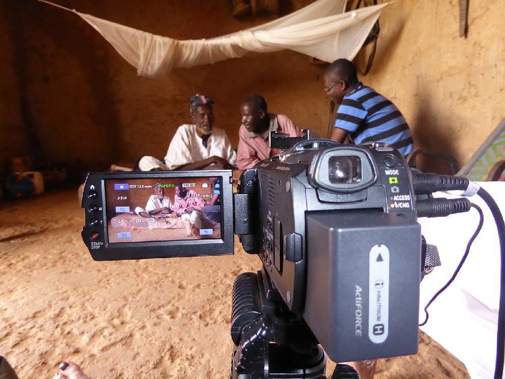 Cámara de video grabando un documental en una aldea africana