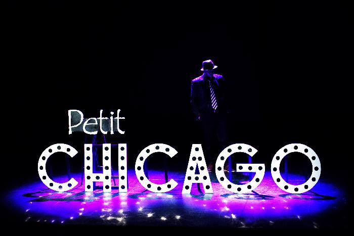 Chico actuando junto a letras Petit Chicago
