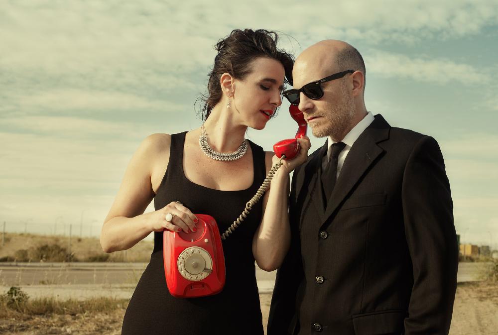 Mujer y hombre con teléfono rojo 2
