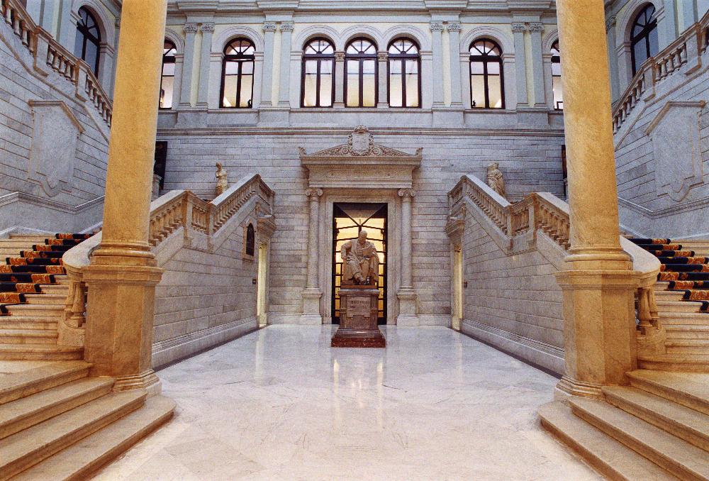 Biblioteca Nacional escalinata interior
