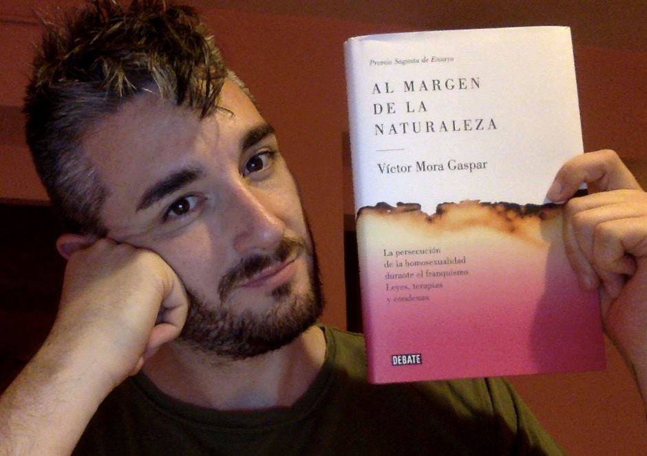 Víctor Mora con su libro 