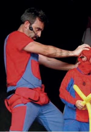 Payaso Cacahuete con niño disfrazado de Spiderman