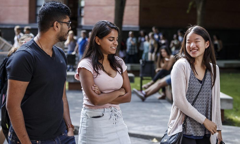 Alumnos de diferentes nacionalidades conversando 