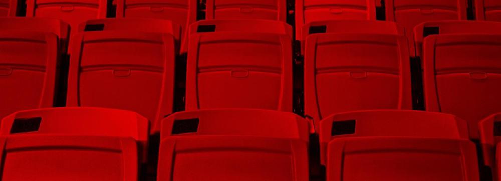 Fotografía de butacas rojas de un teatro