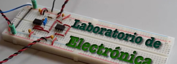 placa con circuitos con las palabras laboratorio de electrónica en ella