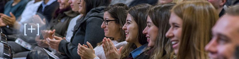 Foto de alumnas asistiendo a una conferencia