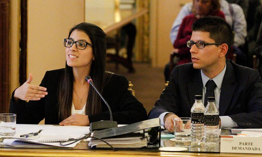 Dos estudiantes participando en Moot Madrid. Crédito: UC3M