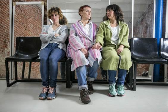 Mujeres mirándose sentadas en peluquería