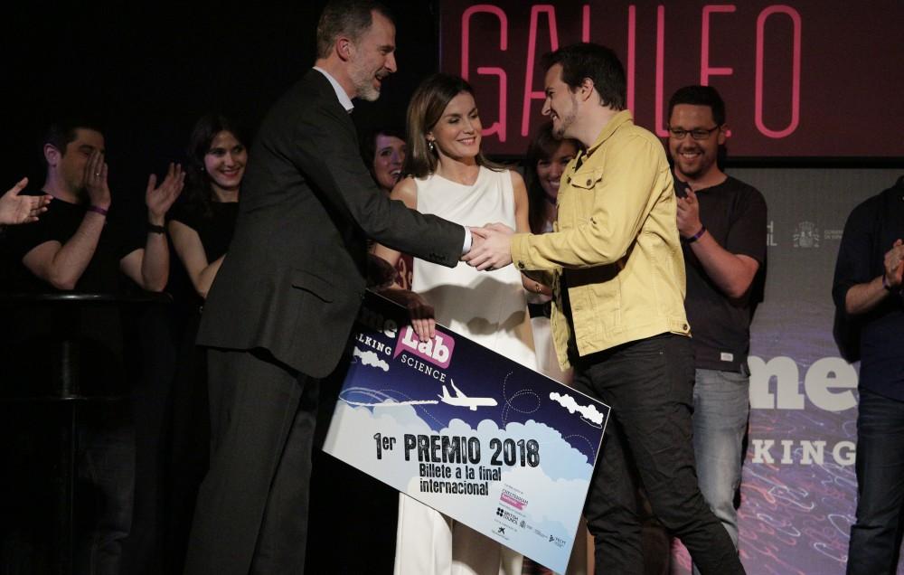 Entrega del premio a Juan Margalef en Famelab 2018 por parte de los Reyes de España 