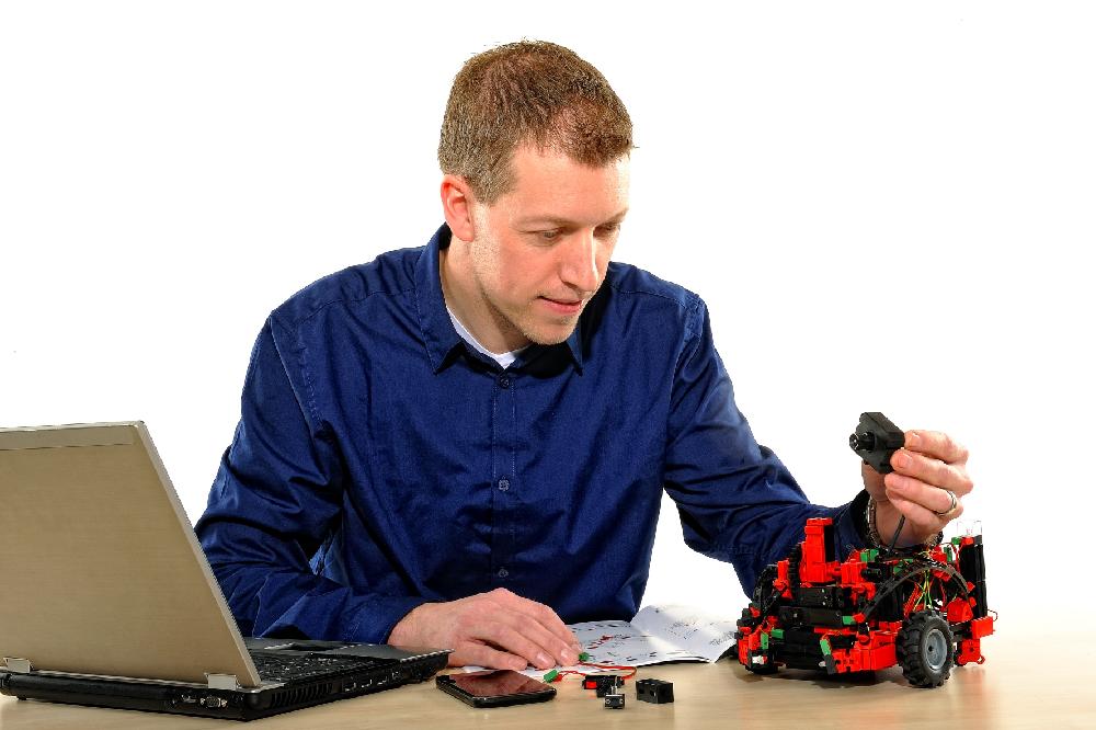 Hombre construyendo robot