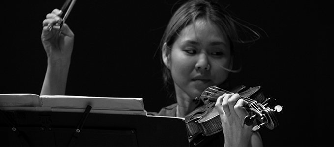 Mujer tocando violín