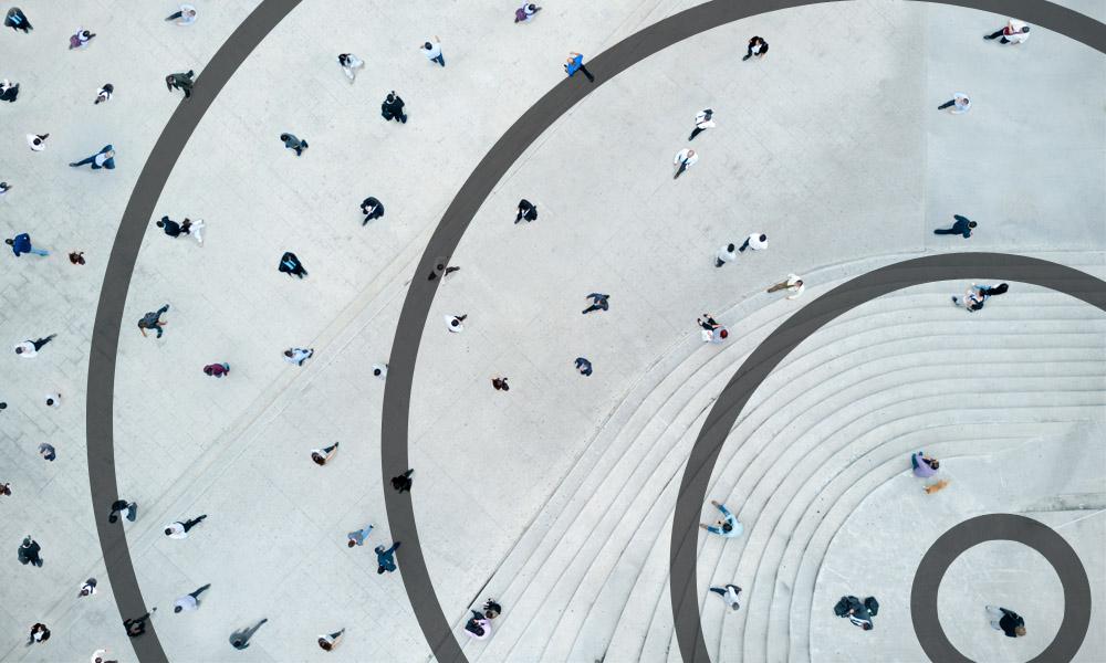 Personas caminando por una plaza desde una perspectiva aérea con círculos en torno a ellas