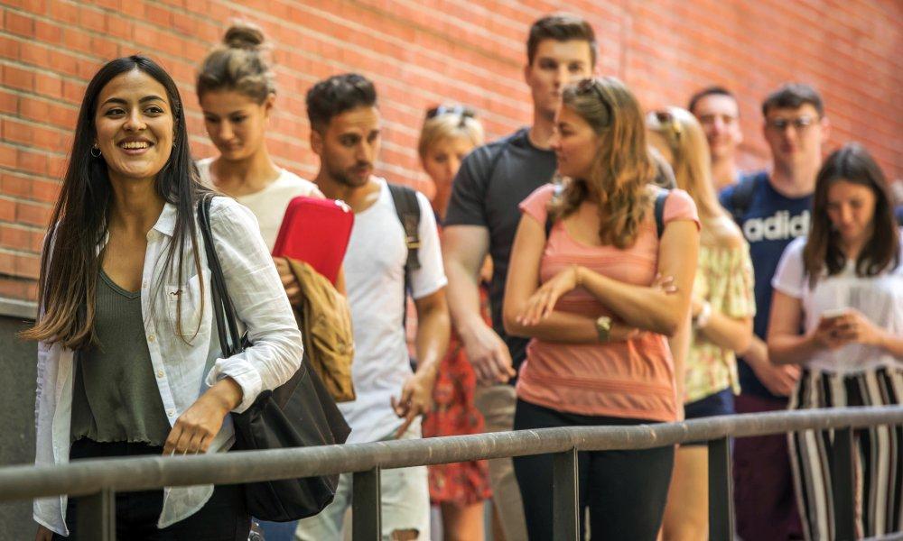 Grupo de estudiantes caminando por el campus