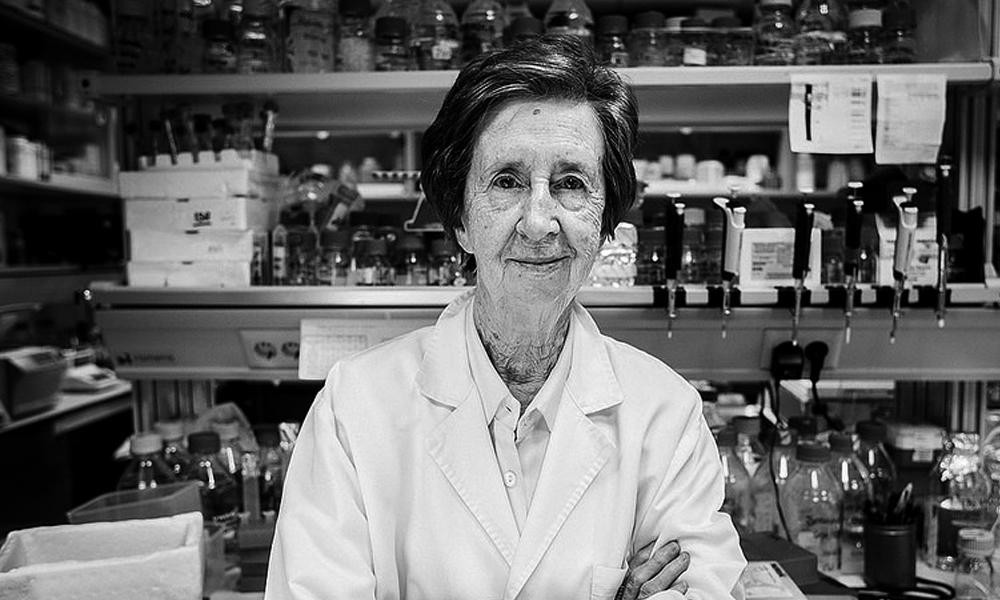 Fotografía de Margarita Salas en su laboratorio