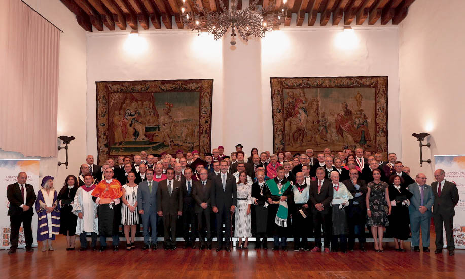 Asistentes a la Asamblea Magna Charta Universitatum junto a los reyes de España. 