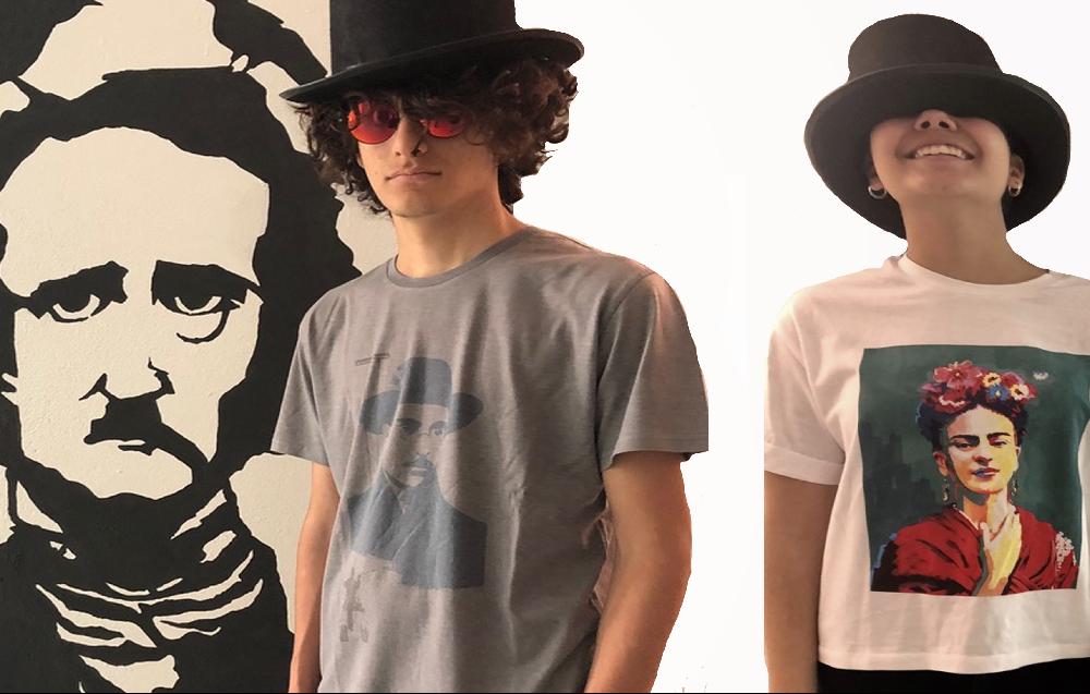 Dos jóvenes con camisetas diseñadas por ellos mismos