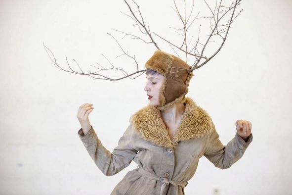 Mujer con sombrero de ramas de árbol