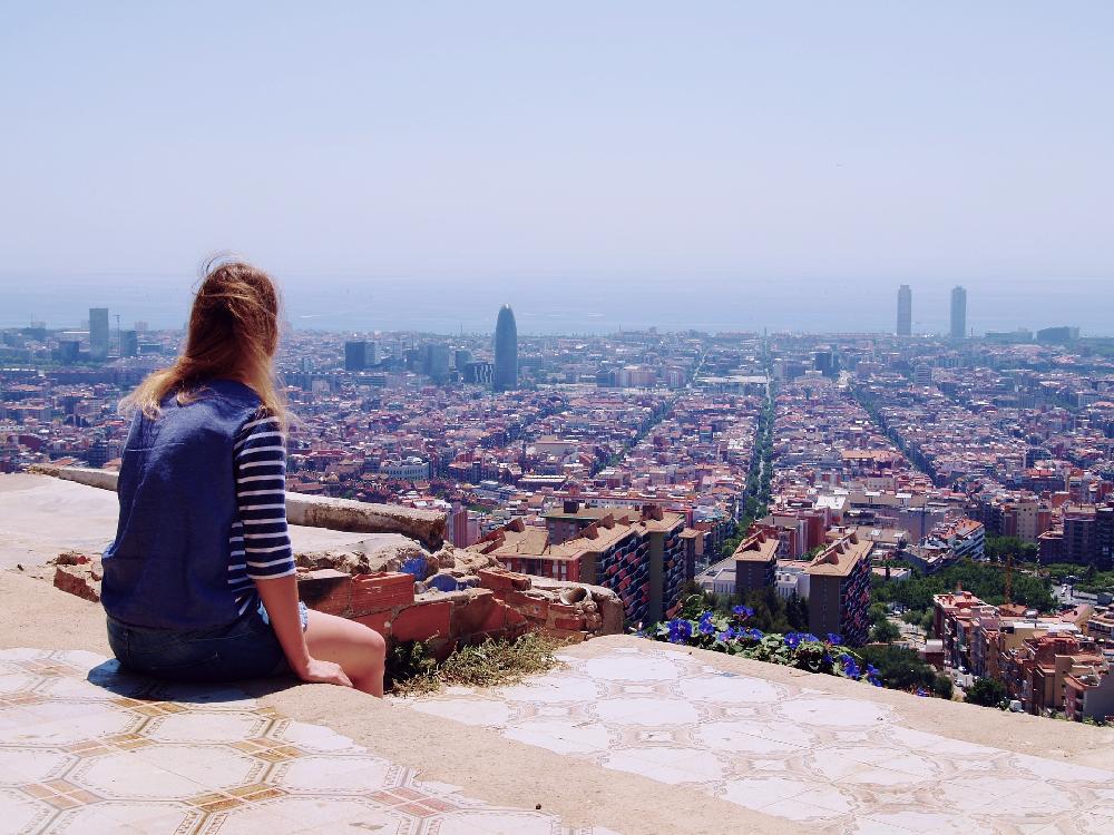 Imagen de una chica viendo una panorámica de Madrid