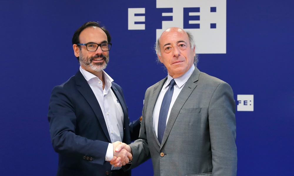 El presidente de EFE y el rector de la UC3M estrechando manos
