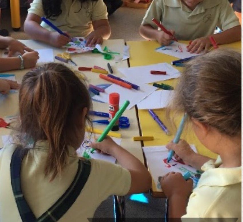 Niños pintando en un aula