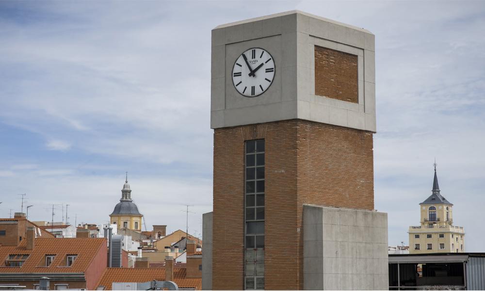 Fotografía del reloj del campus de Puerta de Toledo de la UC3M