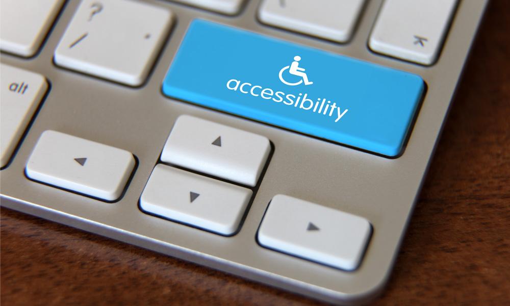 Teclado de ordenador con una tecla en azul, con el símbolo de la accesibilidad