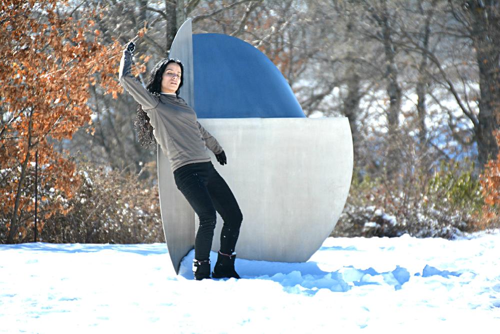 Mujer bailando en la nieve