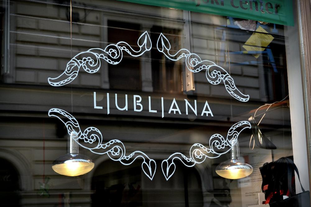 Cristal con el nombre de la ciudad de Liubliana