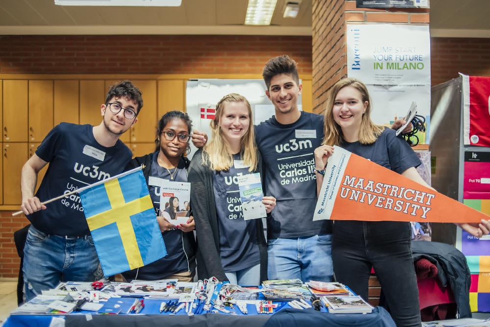 estudinates internacionales con banderas